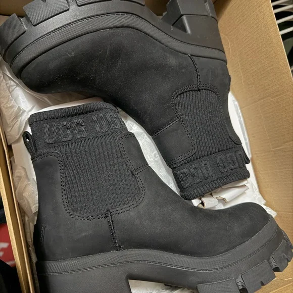 UGG Black Chelsea Boots - Picture 1 of 3